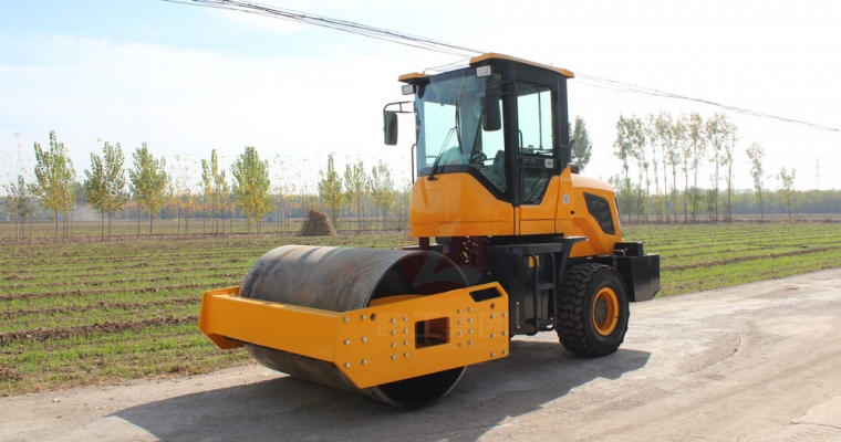 驾驶式压路机“；；て琳稀薄寰部刂葡低